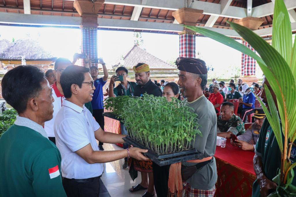 Penanaman Bibit Kelapa dan Serahkan Bibit Cabai di Desa Sibang Gede Abiansemal